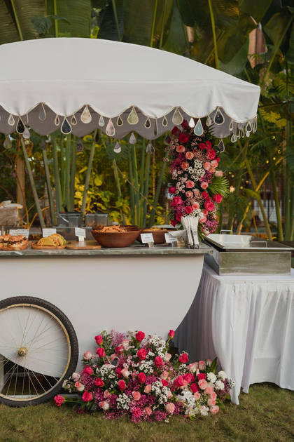 Bar and Floral detail — wedding decor — Casa Waters